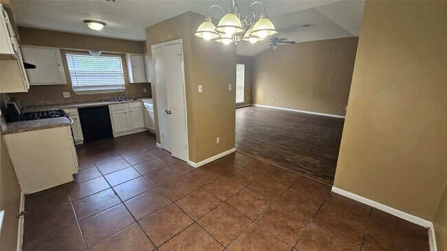 Building Photo - 4250 Southchase Ln