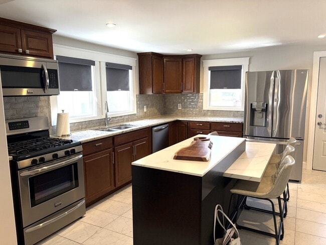 Building Photo - 52 Montvale Ave