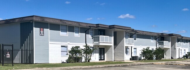 Edificio de apartamentos lateral - Tiger Den Apartments