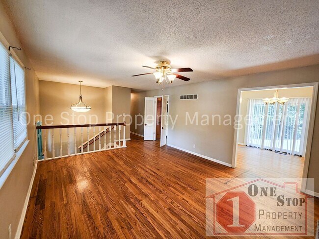 Building Photo - Beautiful 3 Bedroom 2.5 Bathroom Home in R...