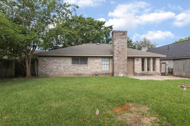 Building Photo - 2105 Greenwood Dr