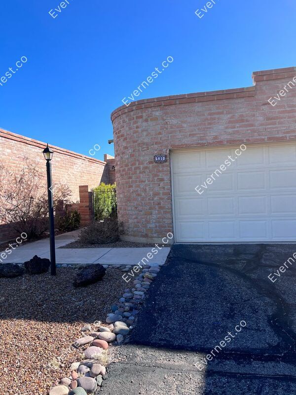 Building Photo - 5810 E Chiricahua Trl