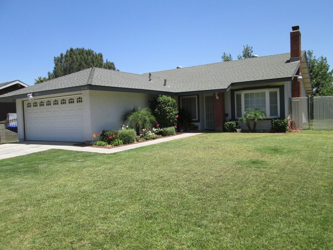Primary Photo - 3 BEDROOM 2 BATH HOUSE WITH 2 CAR GARAGE $...
