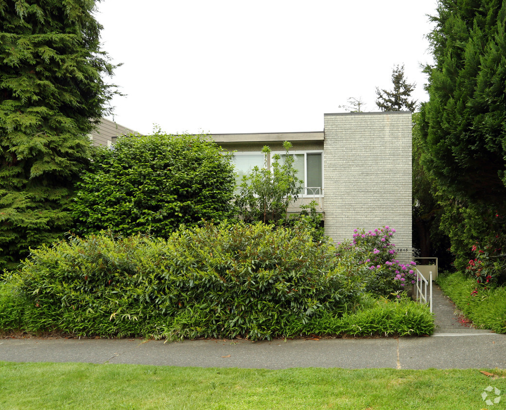 Primary Photo - Carleton Court