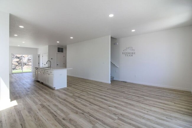 Building Photo - 457 War Room Ct