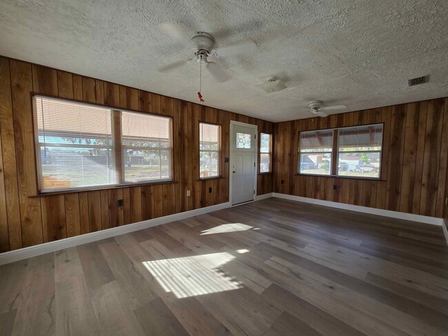 Foto del edificio - Two Bedroom Home with Large Fenced-in Yard