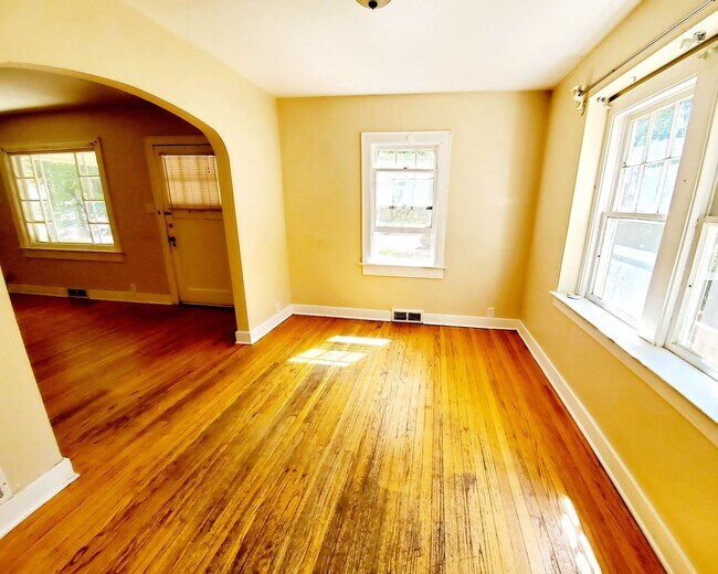 Foto del edificio - Aug 1st 2026/2027 Pre-leasing Close to 1.5 Blks to CSU & Old Town