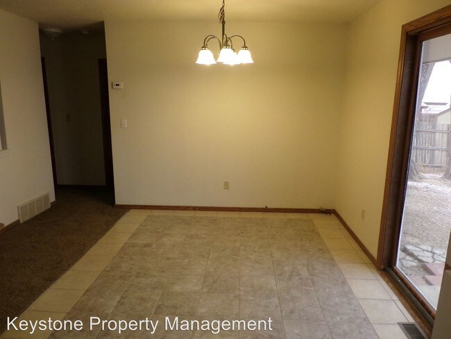 Building Photo - 881 S Bellflower Dr