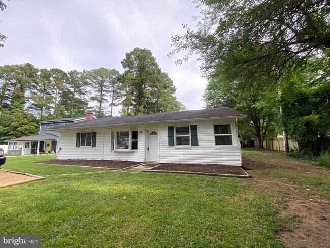 Building Photo - 405 Lake Dr