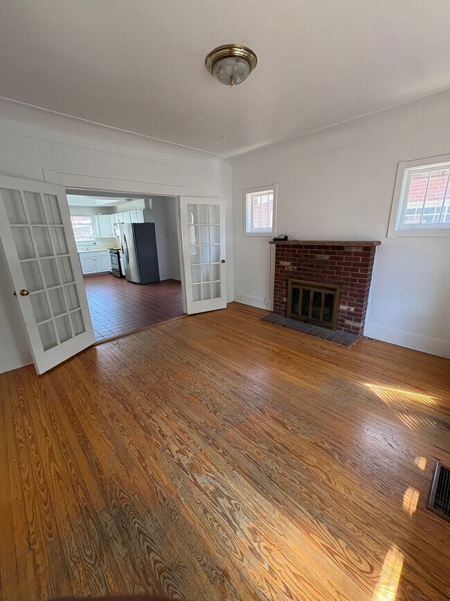 Foto del edificio - Charming 3BR Home Just Blocks from Washington Park with Garage & Storage
