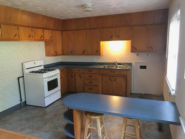 Building Photo - 3 bedroom 1 bath house for rent