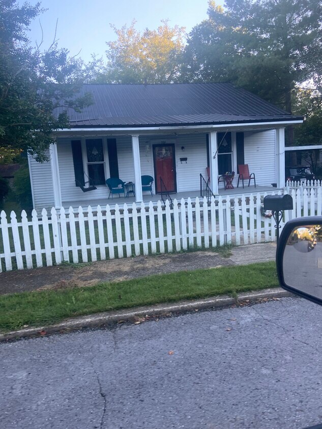 Primary Photo - 206 Forrest St
