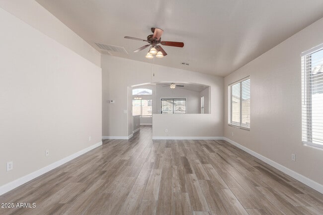 Foto del edificio - 15820 W Monroe St