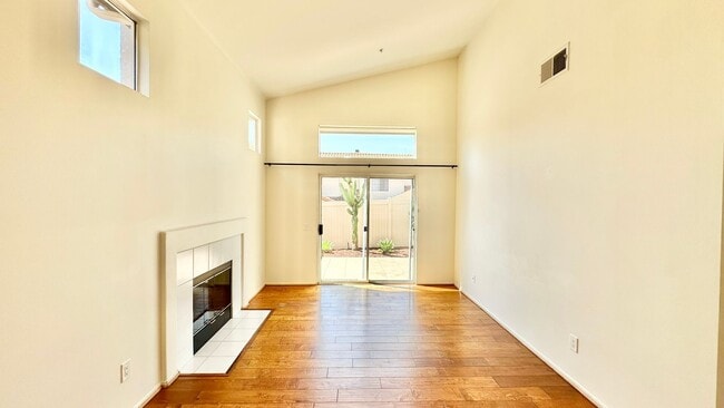 Building Photo - Lovely Two-Story Home in The Heights Overl...