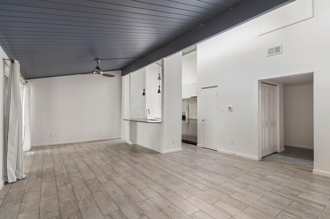 Foto del edificio - 1815 Independence Blvd