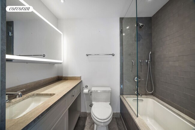Foto del edificio - 150-156 W 56th St