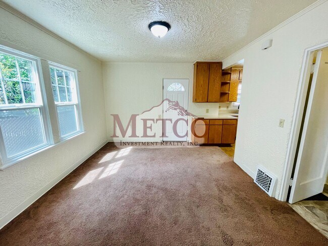 Foto del edificio - 4 bedroom 1 1/2 bath home close to U of O