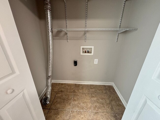 Building Photo - Move-In Ready Townhome! 3 Bed 2.5 Bath. En...