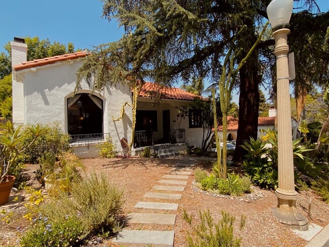 Building Photo - 4021 Holly Knoll Dr