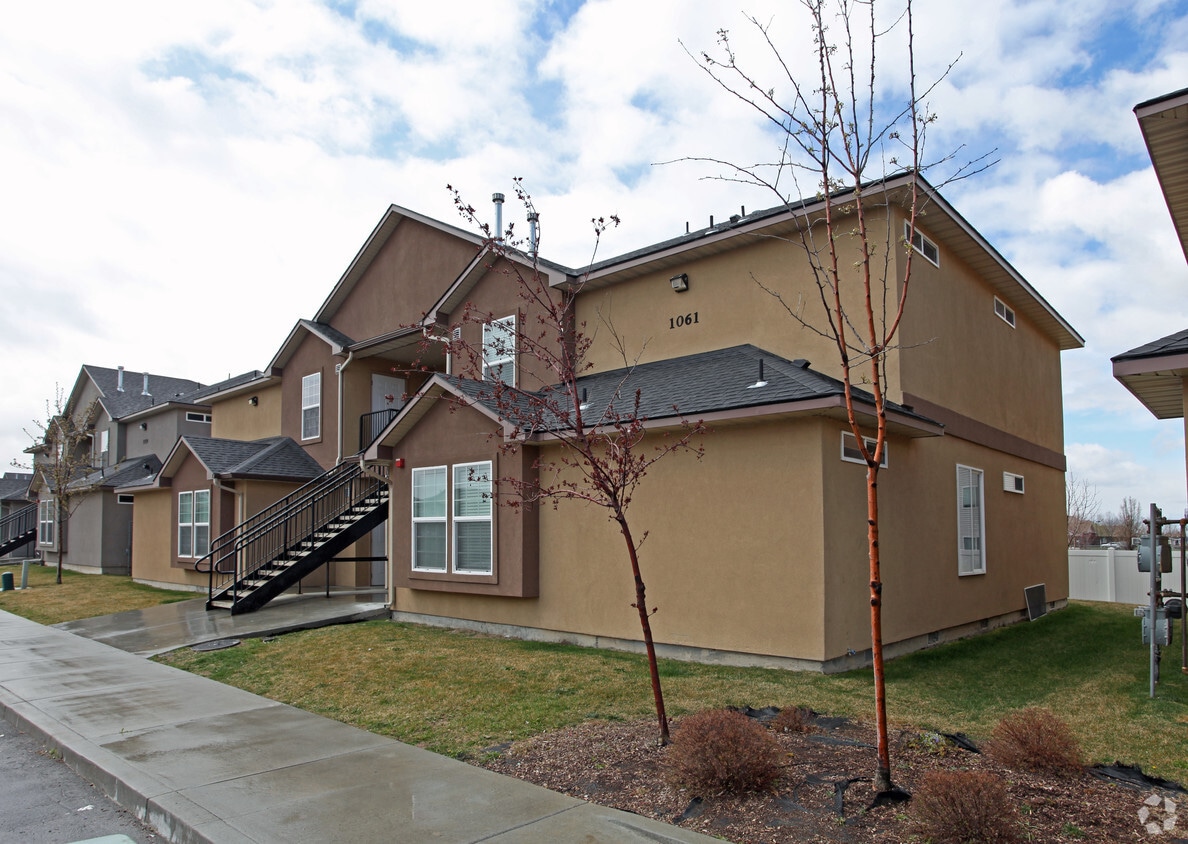 Primary Photo - 1061 W Pine Ave