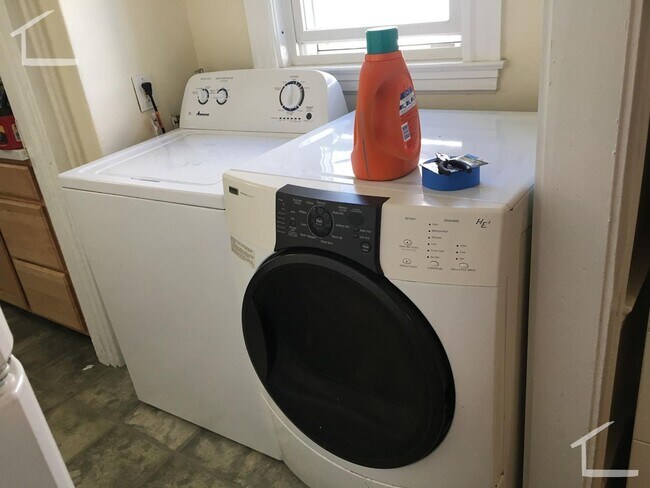 Foto del edificio - Free in-Unit Laundry, One Parking Space is...