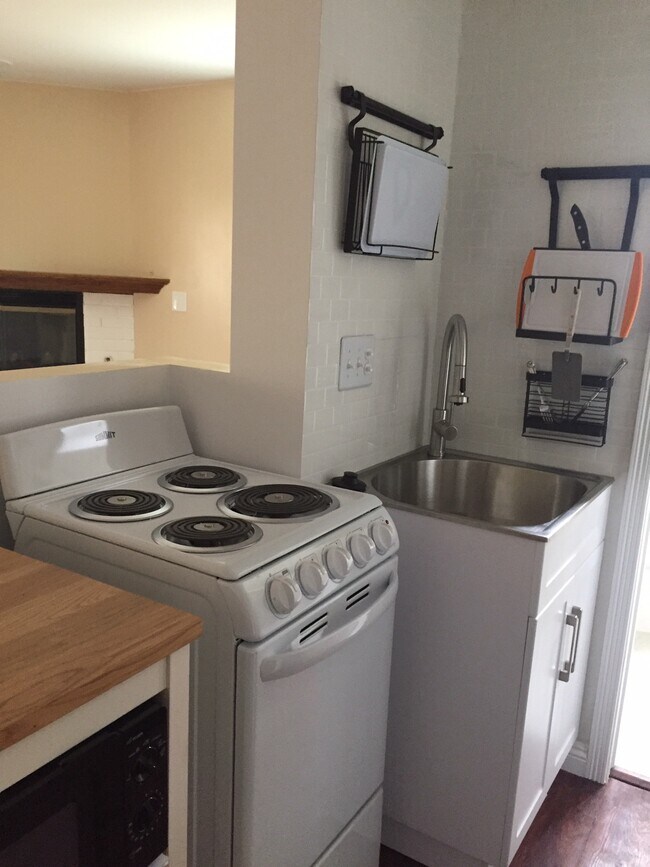 Stove and sink - 6522 Camino Caseta