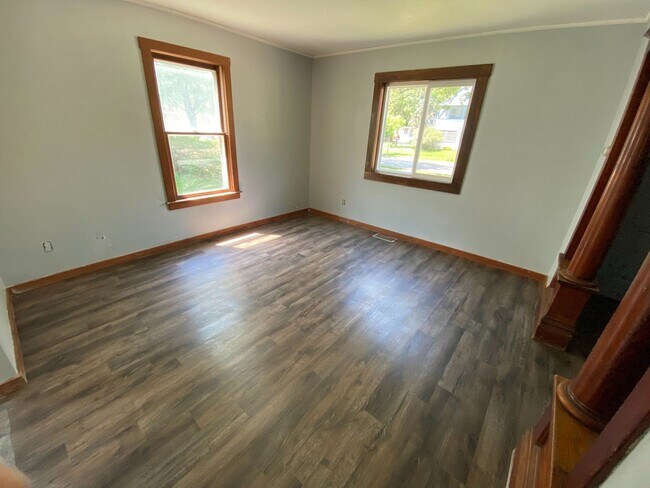 Building Photo - Huge 3 Bedroom House with Attached Garage
