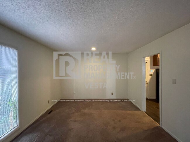 Foto del edificio - 5081 Idleway Dr