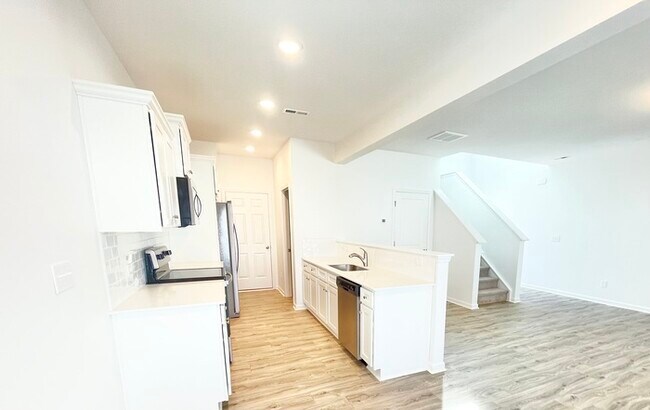 Foto del edificio - Brand new 3 br paired home with attached garage, close to I-77 and I-40