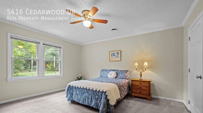 Foto del edificio - 5416 Cedarwood Dr