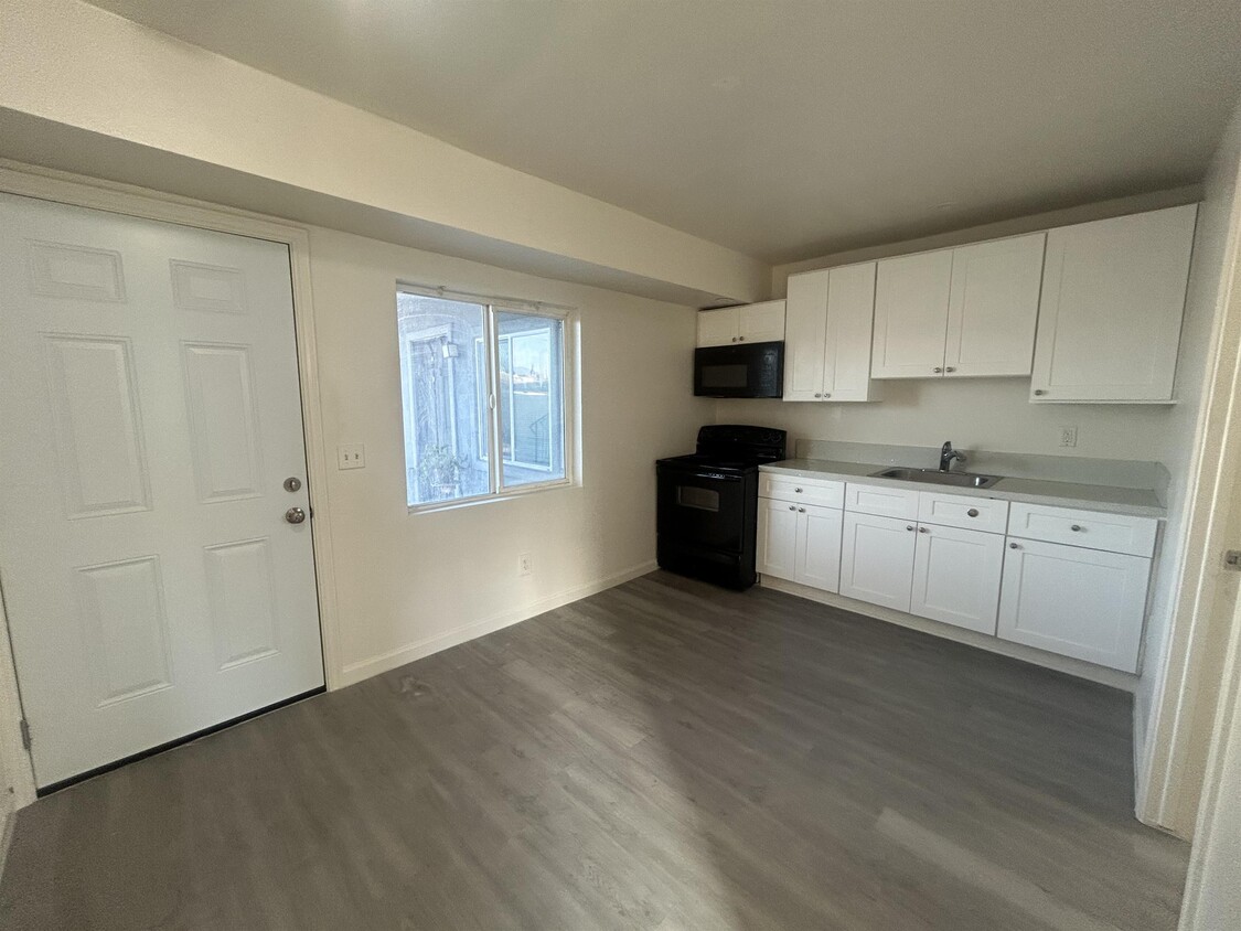 Foto principal - 451 W 9th St