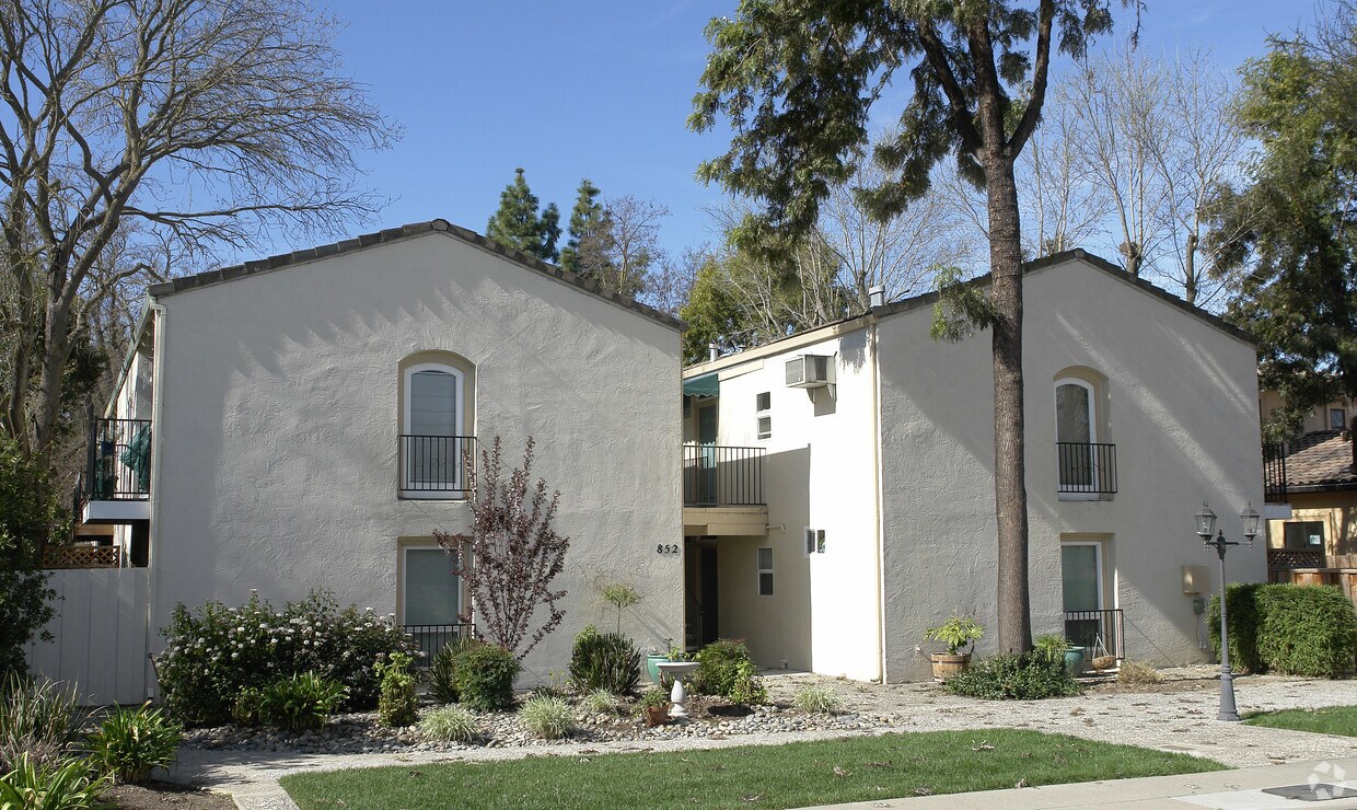 Building Photo - 852 Division St