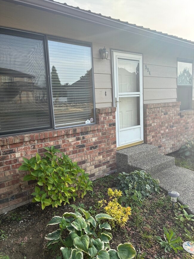 Building Photo - 994 Highline Dr
