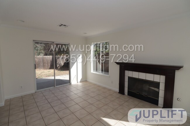 Foto del edificio - 3 Bedroom 2.5 Bathroom Towhouse in Ramona ...