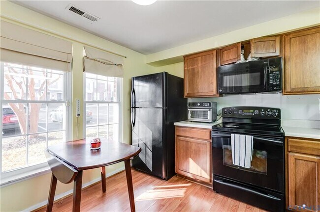 Foto del edificio - 7720 Pomeroy Ct