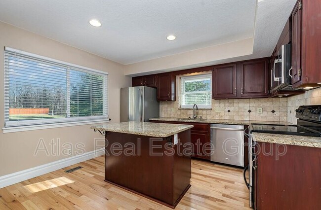 Foto del edificio - 13915 Midland Dr