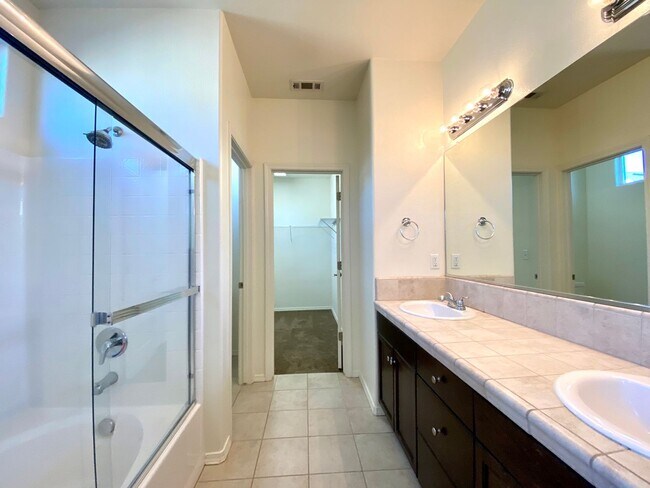 Foto del edificio - $2,150 Zero Deposit Ask Me How, Harlan Ran...