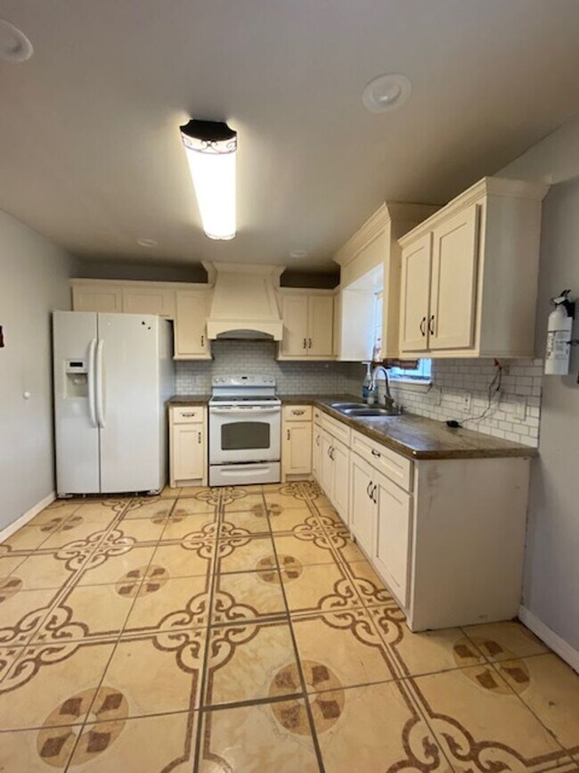 Building Photo - 2411 Tulipana Ave