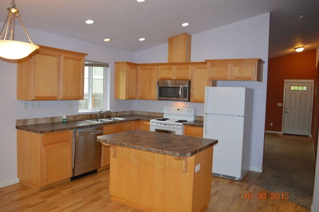 Building Photo - 1043 Fuji Ln