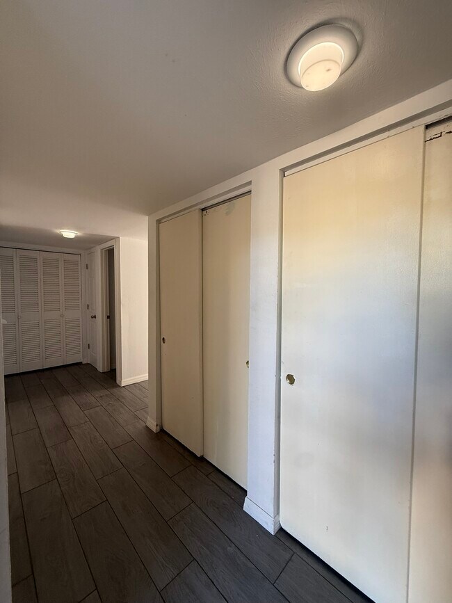 Foto del edificio - 1575 Greenlea Dr