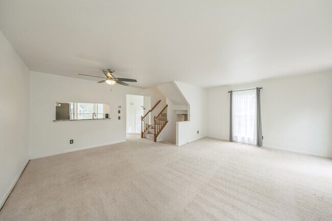 Foto del edificio - End Unit 3-Level Townhome in Millbrook Nei...