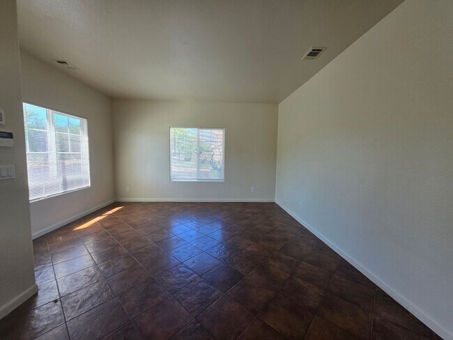 Foto del edificio - 3 bedroom with an extra office/den space in Modesto!