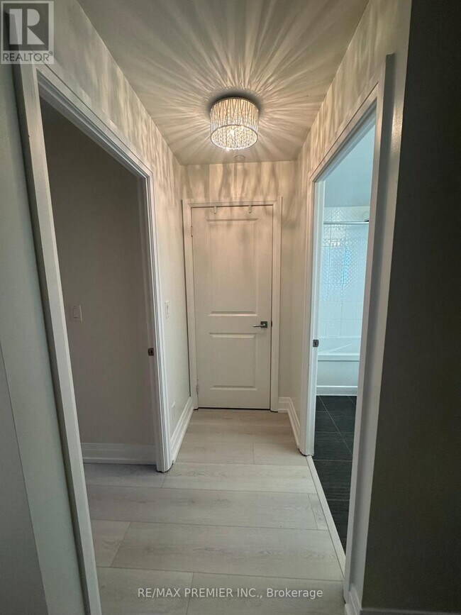 Building Photo - 7165 Yonge St