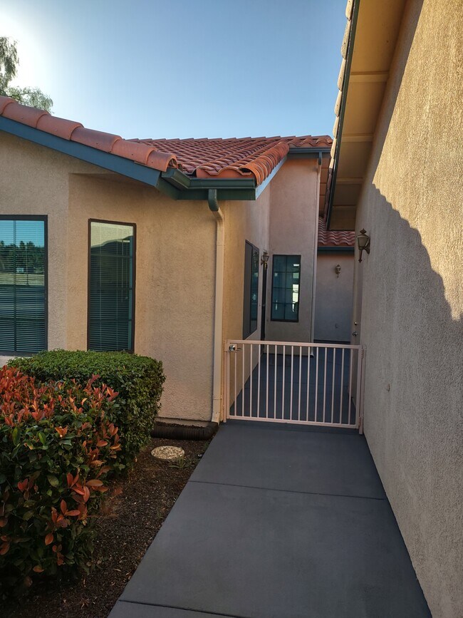 Building Photo - 1073 Moon Shadow Ct
