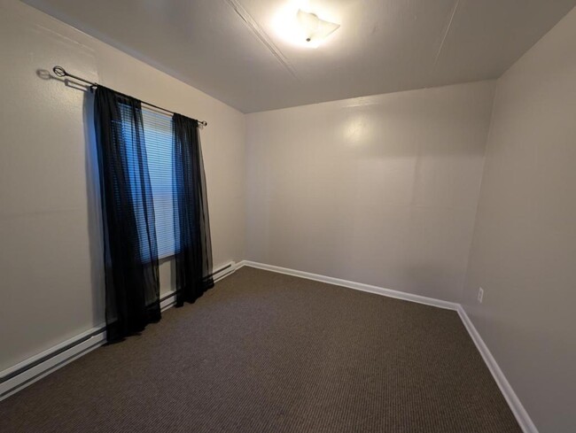 Building Photo - 711 Elm St