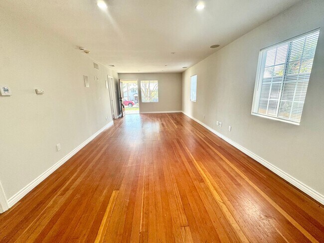 Foto del edificio - Newly renovated 3 bedroom, 2 bath single f...