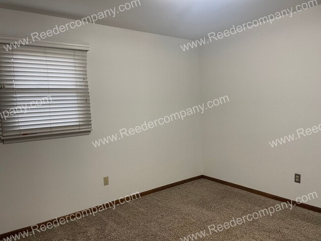 Building Photo - Remodeled 3 bedroom blocks from Munster Mi...