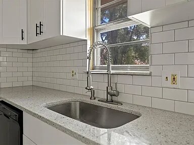 Building Photo - 301 NE Sunnybrook Dr