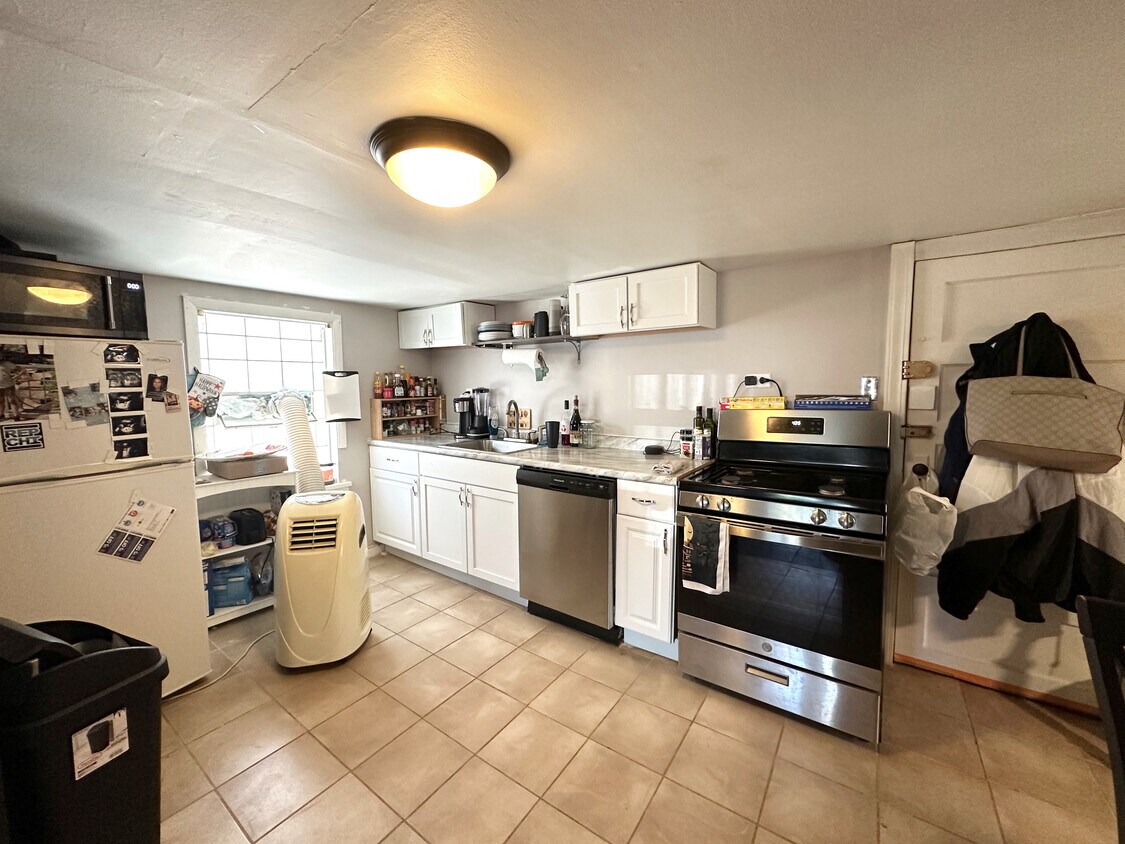 Primary Photo - 2416 N Artesian Ave