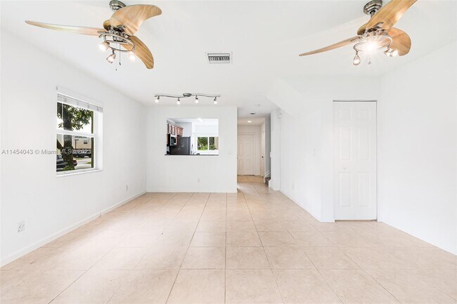 Foto del edificio - 6621 Winfield Blvd